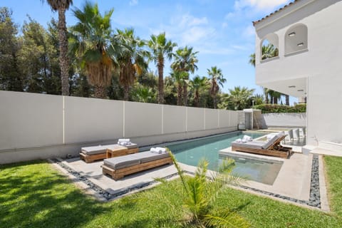Property building, Patio, Spring, Day, Natural landscape, Garden, Living room, Seating area, Garden view, Pool view, Swimming pool, sunbed