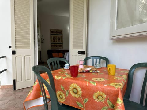 Food and drinks, Seating area, Dining area