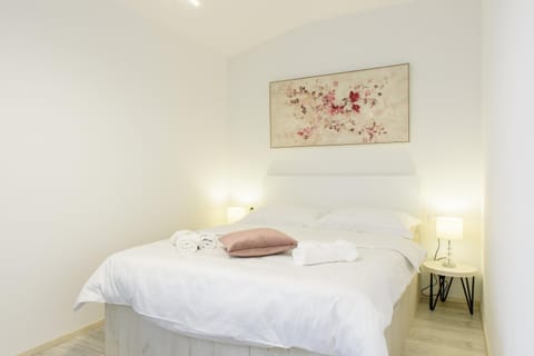 Bed, Bedroom, towels