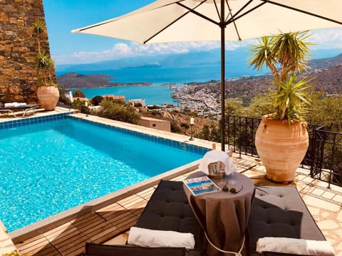 View (from property/room), Sea view, Swimming pool, sunbed