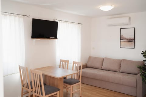 Communal lounge/ TV room, TV and multimedia, Living room, Dining area