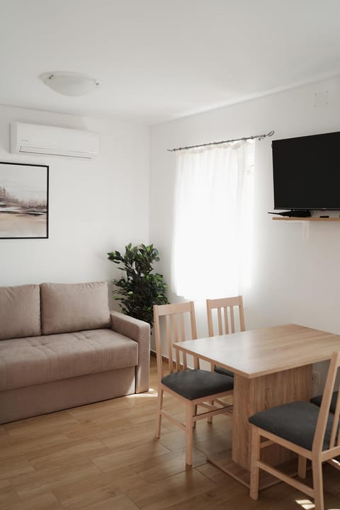 TV and multimedia, Living room, Seating area, Dining area