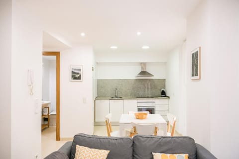 Kitchen or kitchenette, Living room, Seating area, Dining area, stove