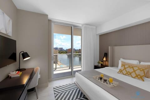 Wrap Around Balcony, Paradise Beach & Amazing Pools Apartment in Hollywood Beach