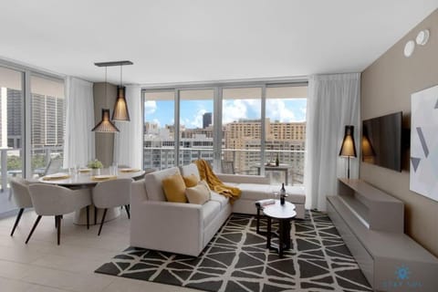 Wrap Around Balcony, Paradise Beach & Amazing Pools Apartment in Hollywood Beach