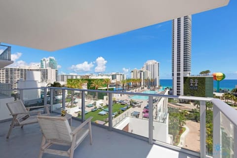 Wrap Around Balcony, Paradise Beach & Amazing Pools Apartment in Hollywood Beach