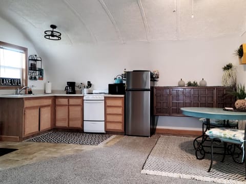 Coffee/tea facilities, Kitchen or kitchenette, pet friendly, stove