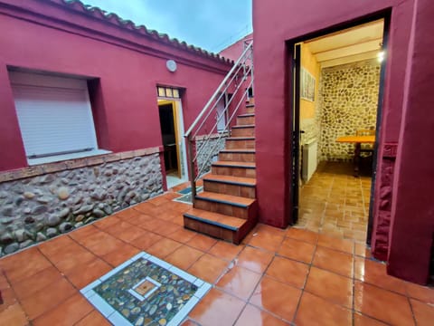 Property building, Patio, Kitchen or kitchenette, Dining area, Inner courtyard view