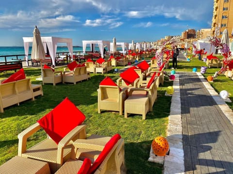 Spring, Day, Natural landscape, Seating area, sunbed