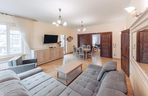 TV and multimedia, Living room, Seating area, Evening entertainment