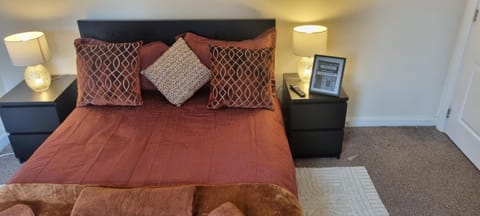 Swindon 6 deluxe doubles 2 with en suite in large house - No Pets Vacation rental in Swindon