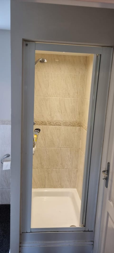 Swindon 6 deluxe doubles 2 with en suite in large house - No Pets Vacation rental in Swindon