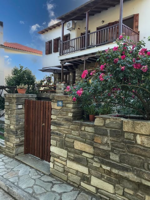 Mountain Breeze Sanctuary House in Magnesia Prefecture, Greece