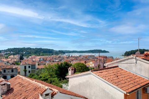 Neighbourhood, Balcony/Terrace, Mountain view, Street view
