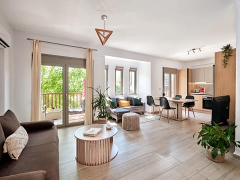 TV and multimedia, Living room, Seating area, Dining area, Evening entertainment