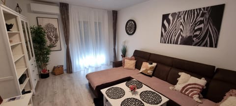 TV and multimedia, Living room, Seating area, Bedroom