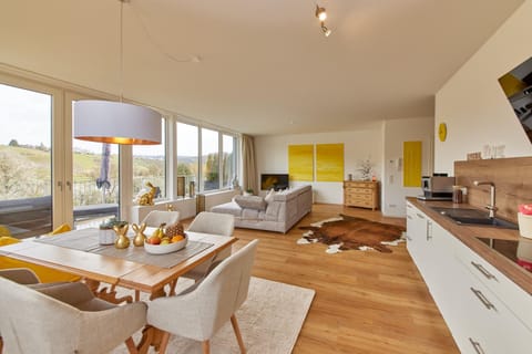 Restaurant/places to eat, Living room, Dining area, River view, Breakfast