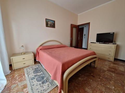 Bed, TV and multimedia, Photo of the whole room