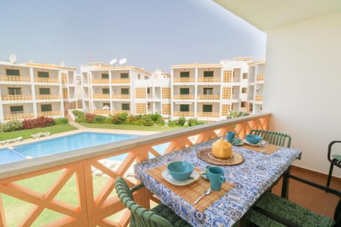 Property building, Coffee/tea facilities, Balcony/Terrace, Dining area, Pool view, Swimming pool, sunbed