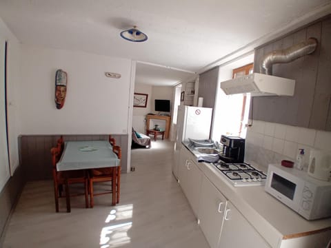 Kitchen or kitchenette, Dining area, stove