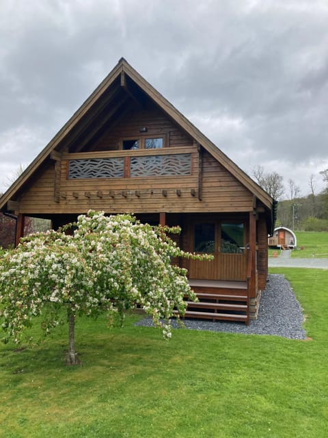 Luxury 3 bedroom, 3 bathroom lodge with hot tub Chalet in Wales