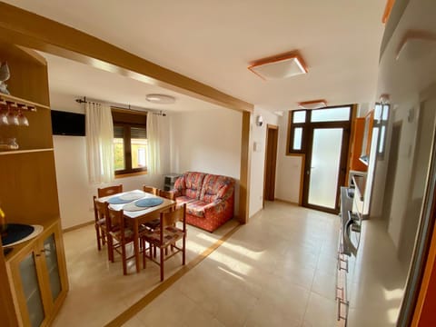 TV and multimedia, Living room, Seating area, Dining area