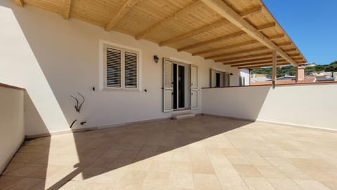 Facade/entrance, Balcony/Terrace