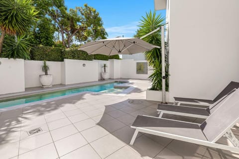 Swimming pool, sunbed