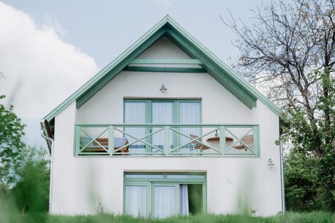 Property building, Spring, Day, Garden, View (from property/room), Balcony/Terrace, Garden view