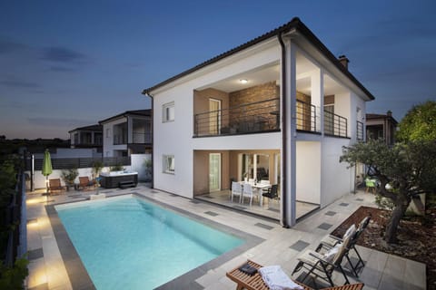 Property building, Swimming pool, sunbed