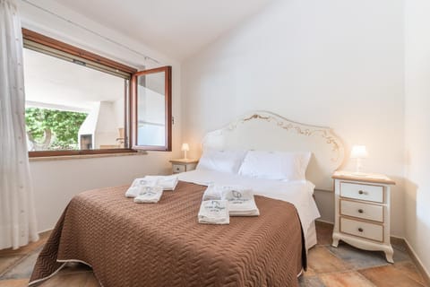 Bed, Photo of the whole room, Bedroom, Inner courtyard view, furniture, furniture, heating, towels, wardrobe, air conditioner