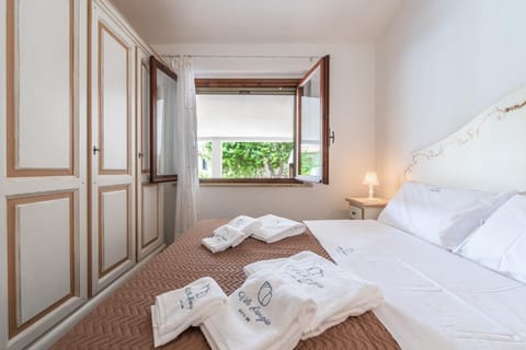 Bed, Photo of the whole room, Bedroom, Inner courtyard view, furniture, furniture, heating, towels, wardrobe, air conditioner