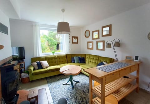 TV and multimedia, Living room, Seating area, fireplace