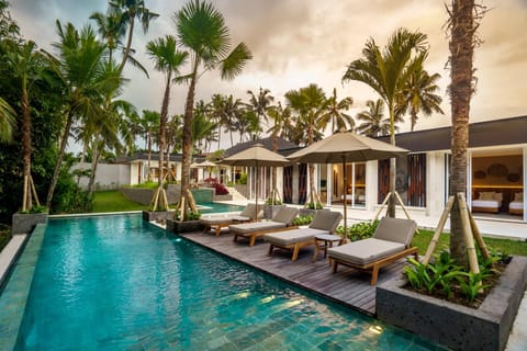 Pool view, Swimming pool, sunbed