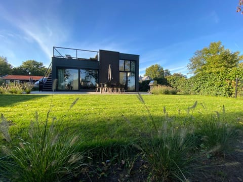 Property building, Garden, Balcony/Terrace, Garden view