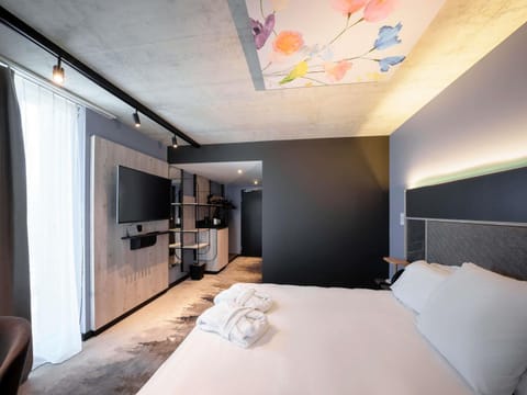 Bed, TV and multimedia, Photo of the whole room, Bedroom, towels