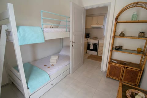 Bed, Photo of the whole room, Bedroom, bunk bed, towels