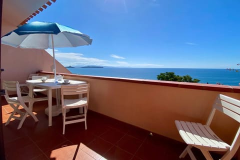 Natural landscape, Balcony/Terrace, Dining area, Sea view