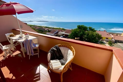 Natural landscape, View (from property/room), Balcony/Terrace, Dining area, Sea view