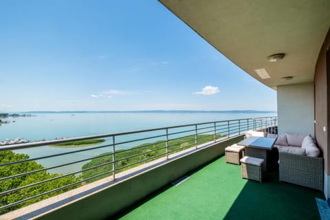 View (from property/room), Balcony/Terrace, Lake view
