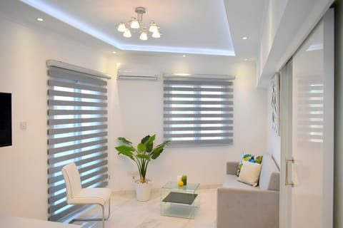 Living room, Lobby or reception, Seating area, Dining area, Drinks, Alcoholic drinks