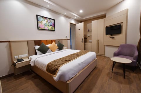 Photo of the whole room, Bedroom