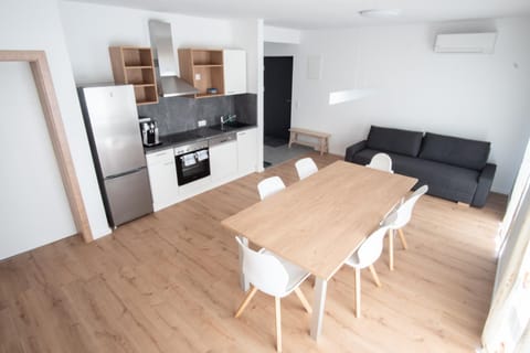 Kitchen or kitchenette, Dining area