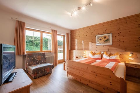 Bed, TV and multimedia, Bedroom