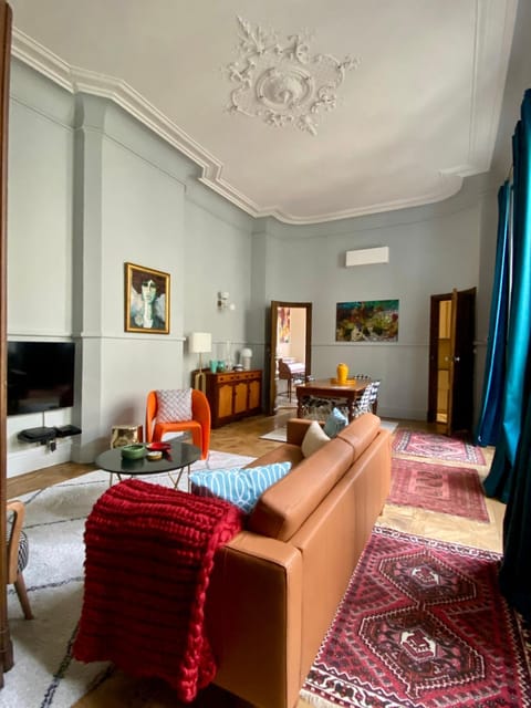 TV and multimedia, Living room, Seating area, air conditioner