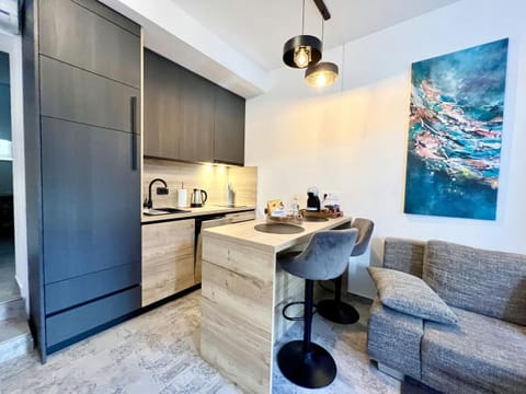 Coffee/tea facilities, Seating area, Dining area, oven, stove, toaster