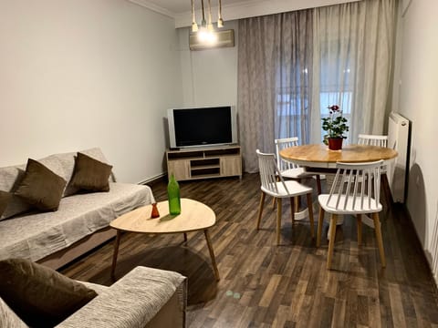 TV and multimedia, Living room, Seating area, Dining area