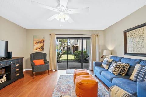 TV and multimedia, View (from property/room), Balcony/Terrace, Living room, Decorative detail, Seating area, fireplace, locker, air conditioner