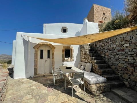 Property building, Natural landscape, Balcony/Terrace, Seating area