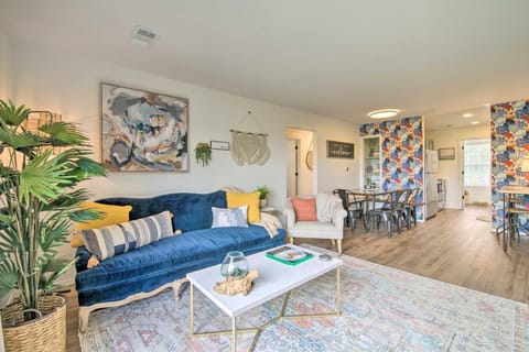 Cozy Branson Retreat with Balcony, 2 Mi to 76 Strip Apartment in Branson